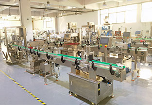 貼標(biāo)機(jī)自動(dòng)灌裝機(jī)生產(chǎn)車間